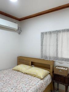 庆州한옥스테이 오늘 Hanok Stay Ohneul的一间卧室设有一张床和一个窗口