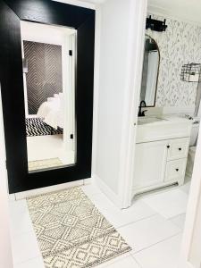 西基隆拿A Mid Somerset Dream的一间带镜子和水槽的浴室