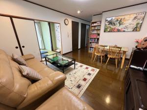 东京松島雅居的客厅配有沙发和桌子
