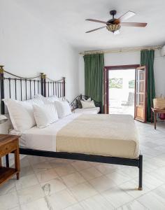 斯基亚索斯镇ClubOrsa Ourania's Mansion的一间卧室配有一张大床和吊扇