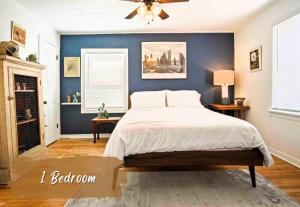 俄克拉何马城Stylish Farmhouse Retreat I 6 Min To Plaza Dist的一间卧室配有一张蓝色墙壁的床