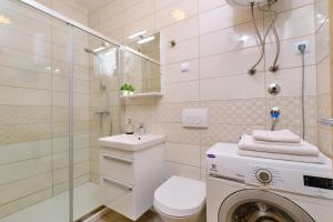 木洛希尼Argo Apartmani的一间带洗衣机和洗衣机的浴室