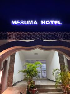 多多马Mesuma Hotel Dodoma的一座建筑中墨西哥酒店的一个标志