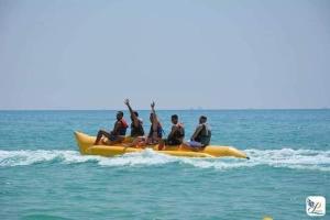 艾因苏赫纳Chalet at Lasirena Mini Egypt Resort Ein Elsokhna Families Only的一群人骑着黄筏在海洋里