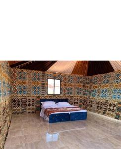 瓦迪拉姆Wadi rum sand Delight camp的一间铺着瓷砖的客房内的床铺