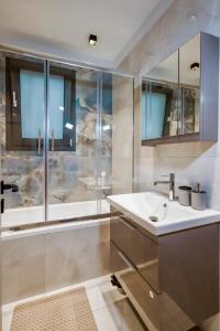 希俄斯Urban Apartments的带浴缸、水槽和淋浴的浴室