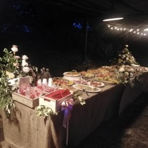 奥维多罗莎塔农舍的一张长桌,上面有食物和饮料