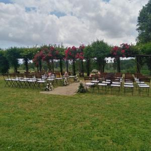 奥维多罗莎塔农舍的户外婚礼,配有桌椅和粉红色的鲜花