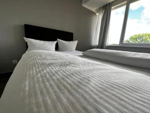 柏林Ootel.com的卧室配有2张白色的床和窗户