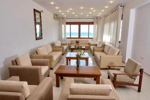 库基尼坎尼奥Niros Beachfront Aparthotel的带沙发和桌子的大客厅