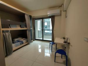 Minxiong卡洛斯民宿的一间卧室配有一张床、一张书桌和一个窗户。