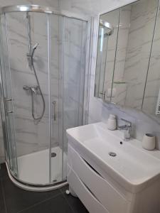 波弗加纳MiMa apartments island Pag,Povljana的带淋浴和盥洗盆的白色浴室