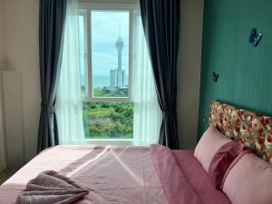 南芭堤雅Grande Cariibbean Pattaya by Thita的一间卧室设有一张床和一个美景窗户。