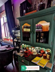 皮罗特Hotel style rooms & restaurant Pirocanac的橱柜,柜上放着食物和饮料