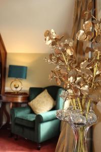 杜林阿兰美景乡间别墅酒店的带沙发的客厅里的花瓶
