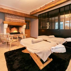 法威雷斯索莱斯Spa酒店的带壁炉的客房内的两张床