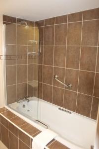 杜林阿兰美景乡间别墅酒店的一间带浴缸和玻璃淋浴的浴室