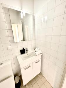格拉茨StayHere City Studio NB 18 - contactless Self-Check-IN的白色的浴室设有水槽和镜子