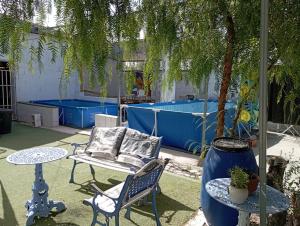 萨斯Asc Amigos Rural Caravan Room的一个带桌椅的庭院和一个游泳池