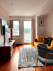 扎科帕内斯塔拉波拉纳VIP公寓的客厅设有黄色沙发和电视