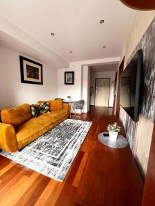 扎科帕内斯塔拉波拉纳VIP公寓的客厅配有沙发和桌子