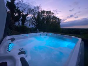 SulbyCarrick Beg Self Catering Holiday Accommodation with Hot Tub的黄昏时在后院的热水浴池