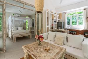 迪亚尼海滩Saffron Villas的客厅配有白色的沙发和桌子