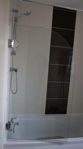 米尔顿凯恩斯Keniji Luxury 2 Bed Apartment的浴室内带镜子的淋浴