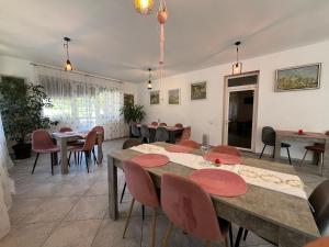 波亚纳布拉索夫Top Mountain的一间用餐室,内设桌椅