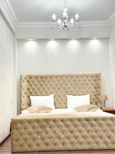 埃里温Armenia Hotel的一间卧室配有一张大床和大床头板