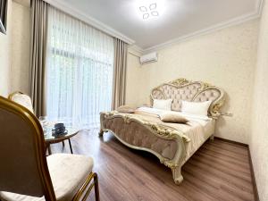 埃里温Armenia Hotel的一间卧室设有一张大床和大窗户