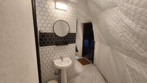 刁曼岛Dumba Bay Tioman的一间带水槽和镜子的小浴室