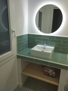 博伊罗Hostal Terraza Miramar SL的一间带水槽和镜子的浴室