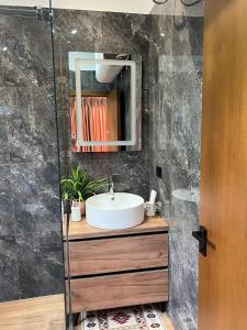 斯库台Villa Teverde的一间带水槽和镜子的浴室
