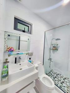 莲三Apec Sunsea Condotel Phu Yen的白色的浴室设有水槽和卫生间。