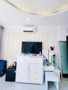 莲三Apec Sunsea Condotel Phu Yen的客房设有白色的办公桌和电视。
