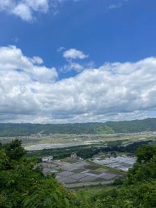 南鱼沼市Urasa Cottage @ Snow Countryside的享有河流和树木的小镇美景