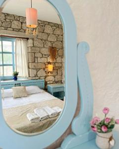 阿拉恰特多特麦维斯姆阿拉卡提酒店的一间卧室配有一张床和镜子