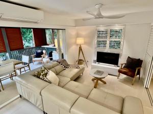 努萨角努萨海德兹哈斯廷法国度假胜地努萨海滩公寓的带沙发和电视的客厅