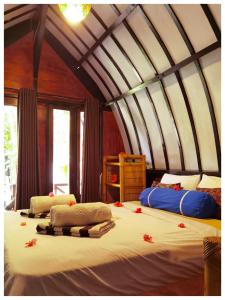 吉利阿尔Ardi Beltza Hotel and Private Pool Villa的一间卧室配有两张红色鲜花的床