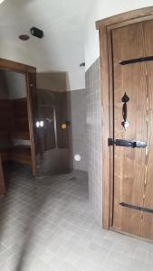 Juula尤拉度假屋的浴室设有木门和瓷砖地板。