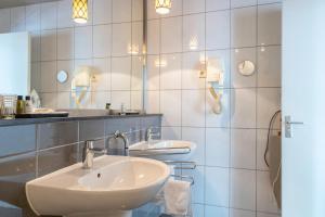 马斯特里赫特博提科酒店的浴室设有2个水槽和2面镜子