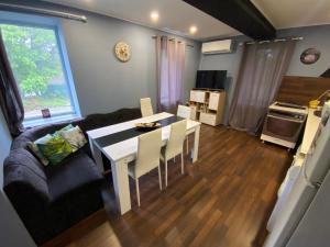 DevetakiGuest House Devetaki的客厅配有桌子和沙发