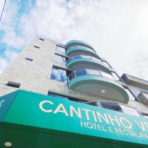 泰谢拉迪弗雷塔斯Hotel Cantinho Verde的前面有标志的建筑