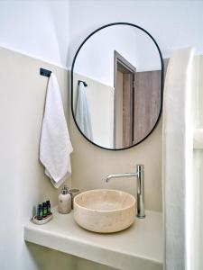 帕罗斯岛Paridian Elegant Living的一间带大镜子的盥洗盆的浴室