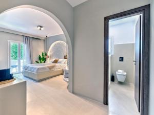 帕罗斯岛Paridian Elegant Living的一间卧室配有一张床和镜子