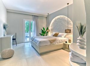 帕罗斯岛Paridian Elegant Living的一间卧室配有一张大床和一张桌子