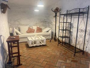 贝赫尔-德拉弗龙特拉El Almizcate的客厅配有白色的沙发和桌子