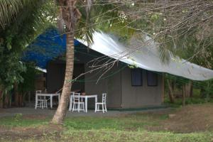 达瓦拉维Harmony Haven Eco Camp, Udawalawa的配有桌椅和帐篷的房子