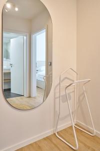 诺德奈Haus am Nordstrand的墙上的镜子,房间带椅子